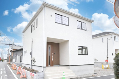【外観】 | 太田市新田木崎町第10　アーネストワン　1号棟 | 角地で日当たりも良好♪青空に映えるエクステリアです♪