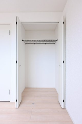 【収納】 | 太田市新田木崎町第10　アーネストワン　1号棟 | １つ目の洋室収納です♪ウォークインクローゼットを採用しているのでお部屋の中をすっきりと片付けられます♪