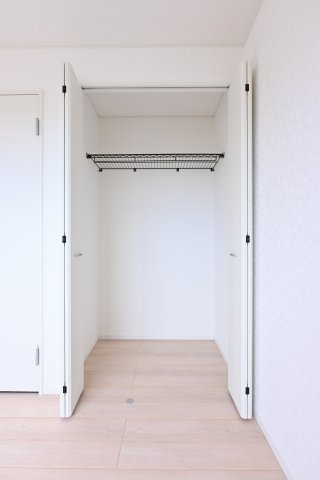 【収納】 | 太田市新田木崎町第10　アーネストワン　1号棟 | １つ目の洋室収納です♪ウォークインクローゼットを採用しているのでお部屋の中をすっきりと片付けられます♪