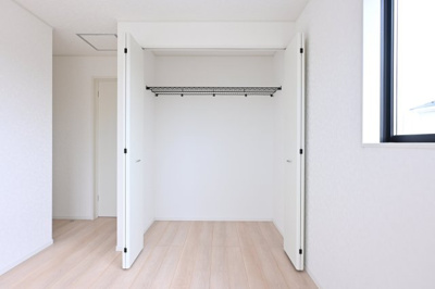 【収納】 | 太田市新田木崎町第10　アーネストワン　1号棟 | ２つ目の洋室の収納（ウォークインクローゼット）です。サンルームにつながっているので洗濯物の片付けも楽チン♪
