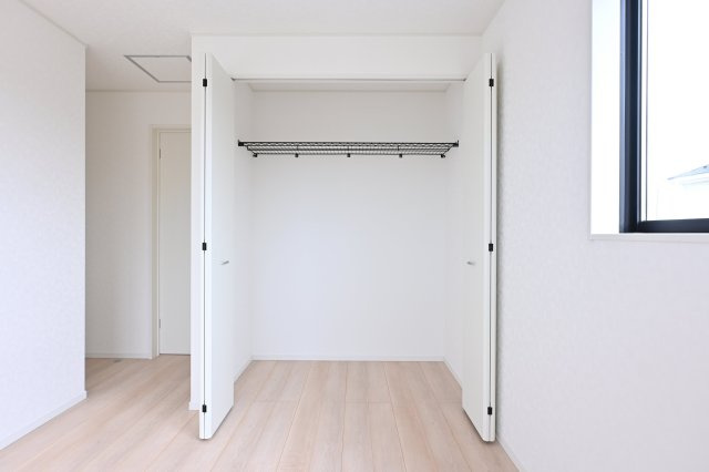 【収納】 | 太田市新田木崎町第10　アーネストワン　1号棟 | ２つ目の洋室の収納（ウォークインクローゼット）です。サンルームにつながっているので洗濯物の片付けも楽チン♪