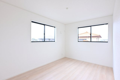 【洋室】 | 太田市新田木崎町第10　アーネストワン　1号棟 | ２つ目の洋室は大きな窓が２面あり明るいのも特徴です♪