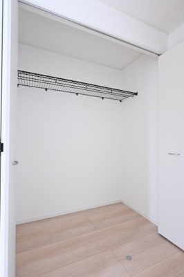 【洋室】 | 太田市新田木崎町第10　アーネストワン　1号棟 | ３つ目の洋室の収納（ウォークインクローゼット）です♪棚付きで片付けやすい！