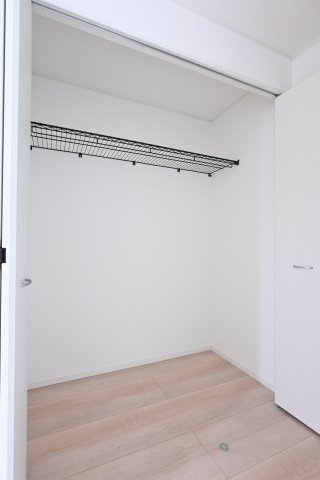 【洋室】 | 太田市新田木崎町第10　アーネストワン　1号棟 | ３つ目の洋室の収納（ウォークインクローゼット）です♪棚付きで片付けやすい！