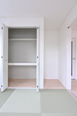 【収納】 | 太田市新田木崎町第10　アーネストワン　1号棟 | 大容量の収納スペース！リビングと続き間なため出し入れ楽チン♪