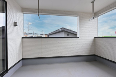 【バルコニー】 | 太田市新田木崎町第10　アーネストワン　1号棟 | 洋室・サンルームとつながっているバルコニーです。