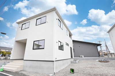 【外観】 | 太田市新田木崎町第10　アーネストワン　1号棟 | 駐車場も広々！北西角地に位置しているので開放的です♪