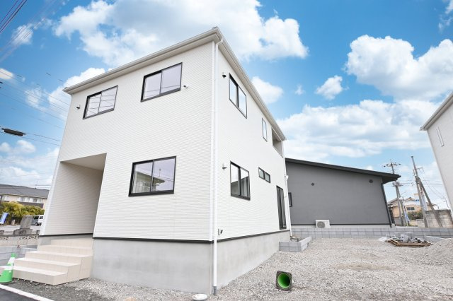 【外観】 | 太田市新田木崎町第10　アーネストワン　1号棟 | 駐車場も広々！北西角地に位置しているので開放的です♪