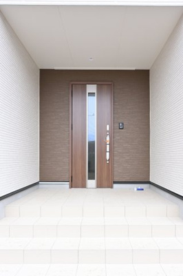 【玄関】 | 太田市新田木崎町第10　アーネストワン　1号棟 | ホワイトにアクセントの木目調がとってもお洒落な玄関ポーチ♪