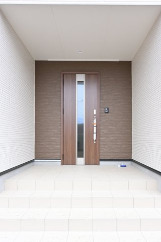【玄関】 | 太田市新田木崎町第10　アーネストワン　1号棟 | ホワイトにアクセントの木目調がとってもお洒落な玄関ポーチ♪
