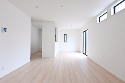 【居間・リビング】 | 太田市新田木崎町第10　アーネストワン　1号棟 | 複数の窓から優しい日差しが入り、明るく気持ちの良いLDKになっています♪