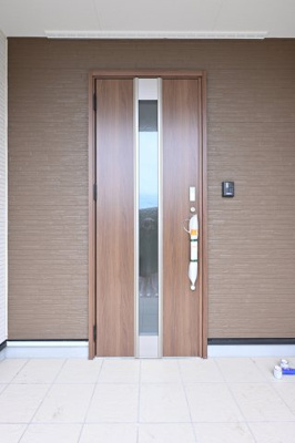 【玄関】 | 太田市新田木崎町第10　アーネストワン　1号棟 | 木目調が可愛らしいお洒落な玄関ドアです♪