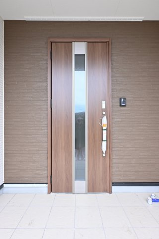 【玄関】 | 太田市新田木崎町第10　アーネストワン　1号棟 | 木目調が可愛らしいお洒落な玄関ドアです♪