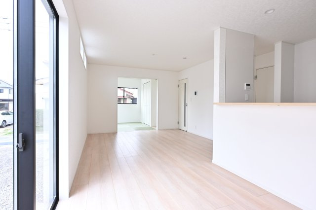 【居間・リビング】 | 太田市新田木崎町第10　アーネストワン　1号棟 | 続き間の和室を開放するとより広々とした空間に！