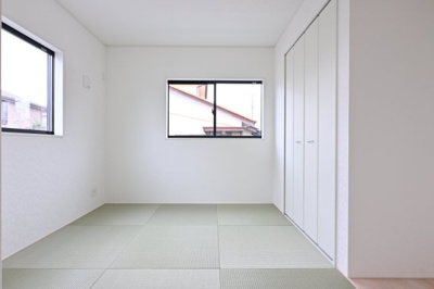 【和室】 | 太田市新田木崎町第10　アーネストワン　1号棟 | 明るく落ち着いた空間の和室はのんびりくつろいだり、小さなお子様も安心して過ごせます♪