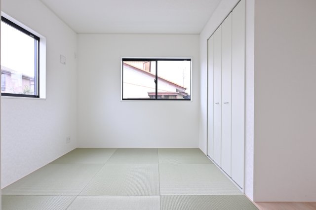 【和室】 | 太田市新田木崎町第10　アーネストワン　1号棟 | 明るく落ち着いた空間の和室はのんびりくつろいだり、小さなお子様も安心して過ごせます♪