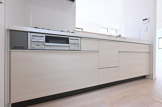 【キッチン】 | 太田市新田木崎町第10　アーネストワン　1号棟 | 明るいキッチンはお料理の時間もさらに楽しく、気持ちいい♪