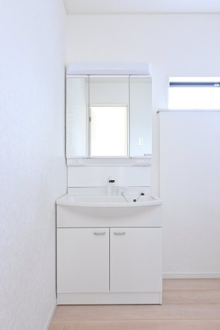 【独立洗面台】 | 太田市新田木崎町第10　アーネストワン　1号棟 | 三面鏡の洗面台は朝の忙しい時間に大活躍！鏡の裏に収納付きです♪