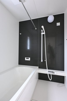 【浴室】 | 太田市新田木崎町第10　アーネストワン　1号棟 | シックなお風呂は落ち着いた空間で１日の疲れを癒します♪