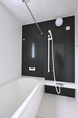 【浴室】 | 太田市新田木崎町第10　アーネストワン　1号棟 | シックなお風呂は落ち着いた空間で１日の疲れを癒します♪