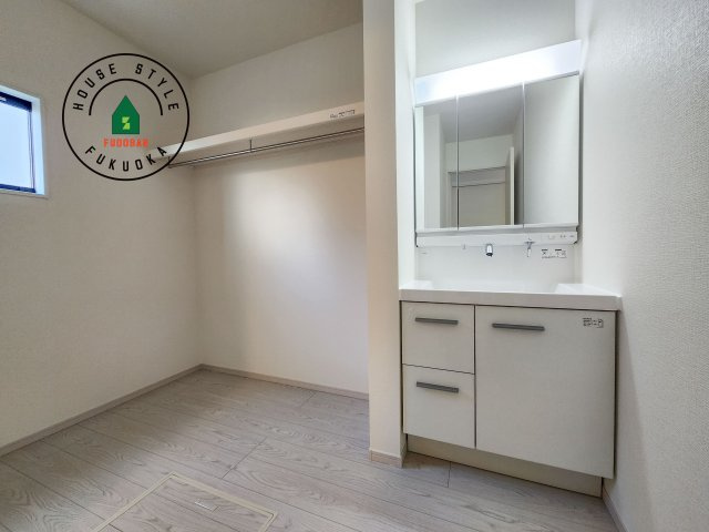 福岡市東区奈多2丁目第5-5棟（2号棟）の脱衣所|ゆとりの洗面スペースで朝の身支度もスムーズに。暮らしを快適に変えるシャワー付洗面台です！