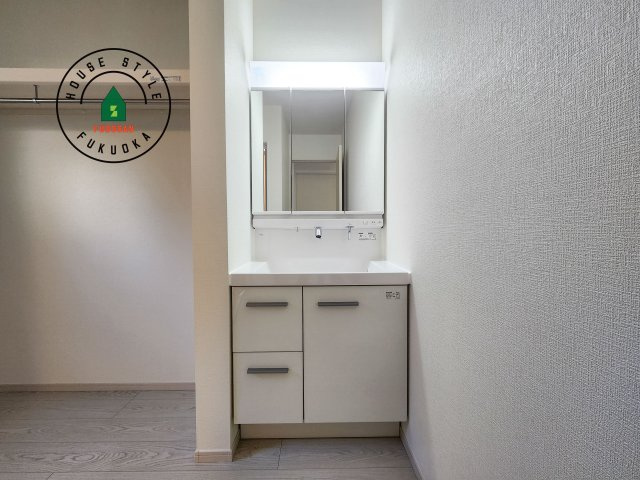 福岡市東区奈多2丁目第5-5棟（2号棟）の独立洗面台|毎日使うものだから清潔な空間を保ちたい水回り。洗面にはそんな願いを解消させてくれる収納アイデアが満載です。三面鏡の裏側にはキャビネットが現れ小物から背の高い物まで収納できます。