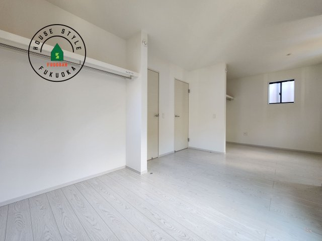 福岡市東区奈多2丁目第5-5棟（2号棟）の子供部屋|柔らかい陽光が差し込む明るいお部屋を演出する設計。彩光の取れる窓が気持ちの良いお部屋を創り上げます。