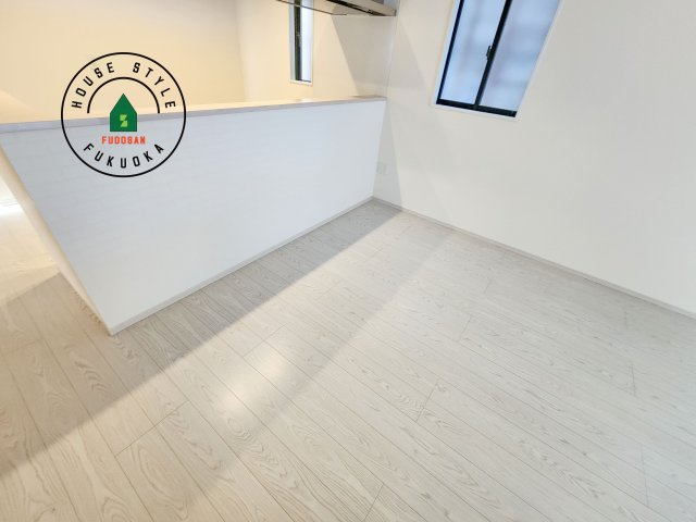 福岡市東区奈多2丁目第5-5棟（2号棟）のダイニング|キッチンから立ち込める香りが今日の料理を期待させます。