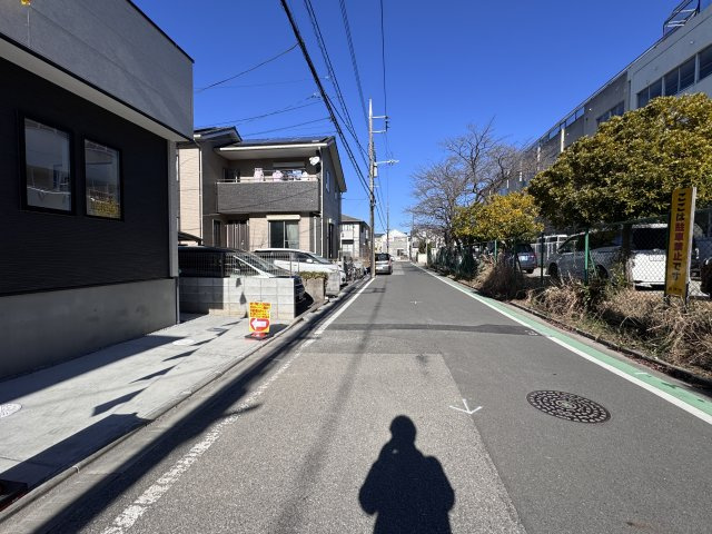 松戸市新松戸６丁目新築戸建【新松戸南小学校：2分】の前面道路含む現地写真|東側前面道路・幅員約6ｍ