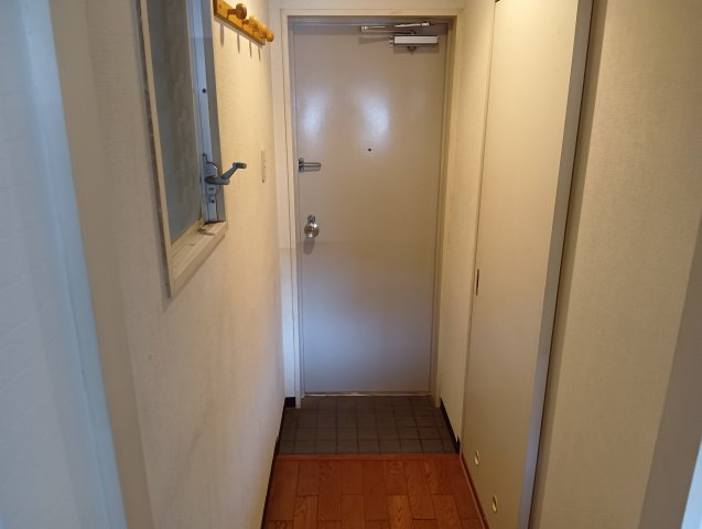 【玄関】 | リベラス21  10棟 | キッチンには玄関ポーチに通じる勝手口が付いています。ゴミ出し等に便利です！