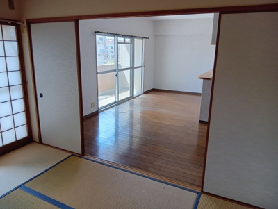 【居間・リビング】 | リベラス21  10棟 | 和室の襖を開けLDKと合わせると約20.8帖大となります！