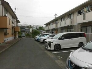 ヴァンベール鳴海B棟の駐車場