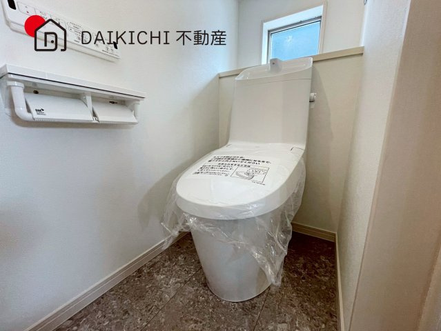 【トイレ】 | ワイウッドコート北本市中丸第6期　新築戸建　全9棟　6号棟