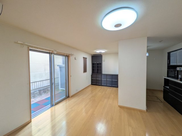 北名古屋市久地野　中古戸建の居間・リビング|こちらのリビングで趣味の時間をお楽しみください