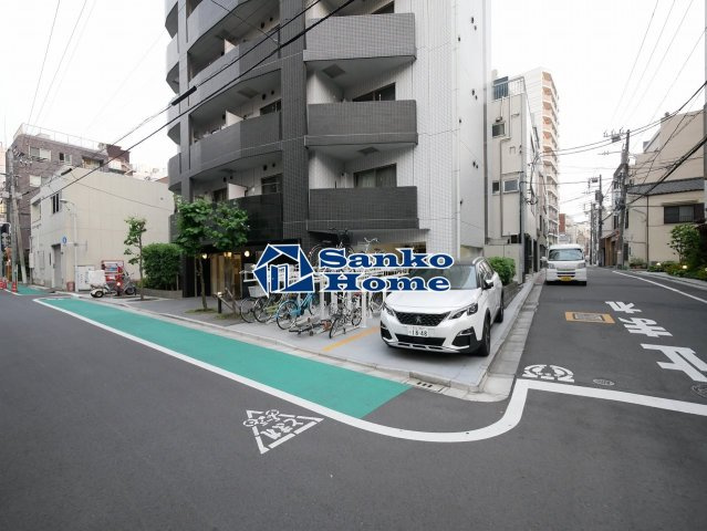 クレアシオン浅草2の駐車場