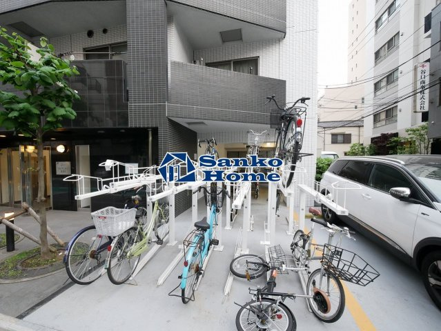 クレアシオン浅草2の駐車場