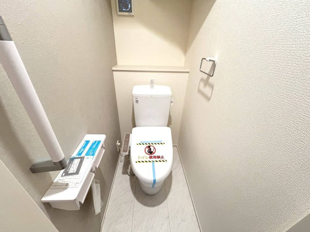リーブルガーデン　岐阜市茶所駅　全1区画分譲のトイレ|超表面平滑加工とイオンパワーの「セフィオンテクト」加工で、汚れが付きにくく落ちやすい仕様で清潔です。
便器にフチがないので汚れが隠れて見えない部分がありません。お手入れがとってもラクラクです。
