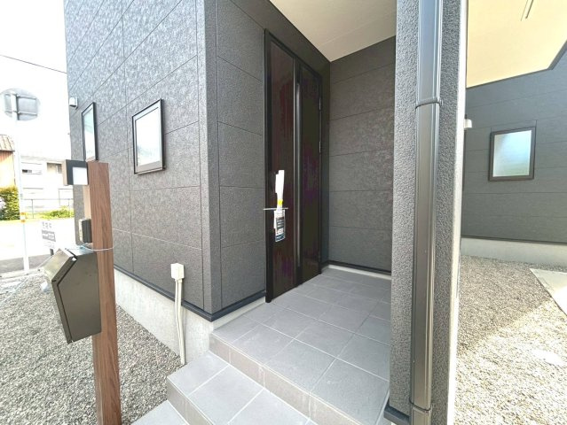 リーブルガーデン　岐阜市茶所駅　全1区画分譲の玄関|【ピッキング防止機能付き玄関ドア錠】玄関ドアの鍵は上下に２つあり、内側の下段は脱着サムターンキー。
鍵を不正に開錠されても、もう１つの鍵でピッキングを防ぎます。防犯性の高い仕様になっています。
