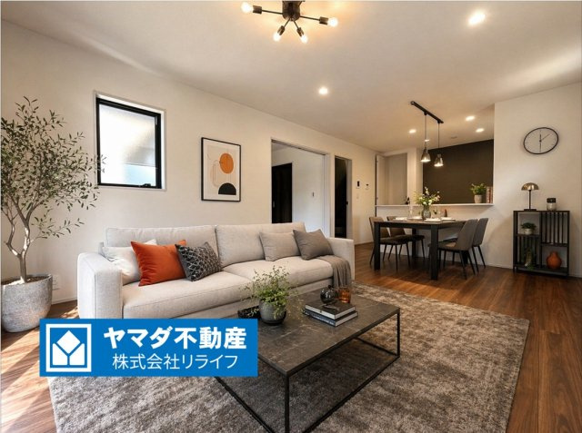 【商談中】リーブルガーデン　岐阜市茶所駅　全1区画分譲の居間・リビング|※家具はCGによるイメージ　明るい日差しをふんだんに取り込んだリビングダイニングは家族の笑顔につつまれた素敵な空間に！一建設の家は精度が高く丈夫な工法を採用し、「住宅トップランナー基準」に対応。