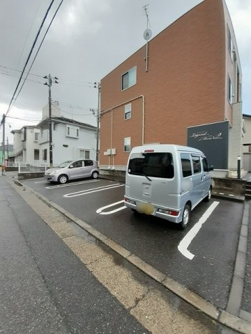 レジェンド　モリの駐車場