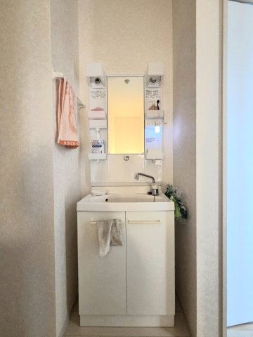 滑川町月の輪４丁目　中古戸建の独立洗面台|２階洗面台