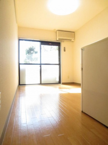 煉瓦館132の居間・リビング|同物件別号室