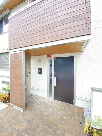 D-room若園のエントランス