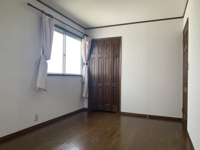 【寝室】 | 野田貸家第1 | 広くて明るい寝室