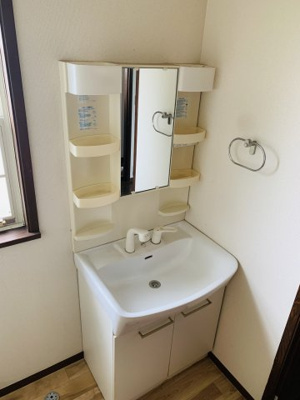 【洗面所】 | 野田貸家第1 | スペースが確保できる洗面所です