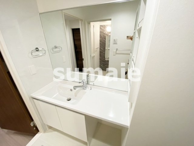 グランメゾン北浦和の洗面所|大きな鏡の洗面台です☆