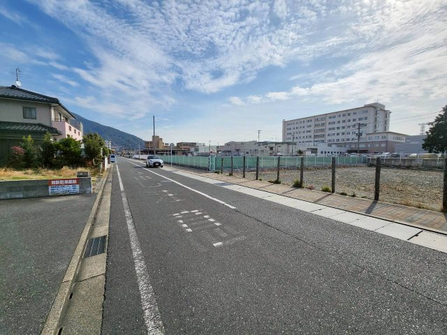 売土地ー小倉南区春ケ丘－A号地の前面道路含む現地写真|前面道路の幅員は約6.5ｍ♪交通量も少なく駐車時のストレスありません♪
