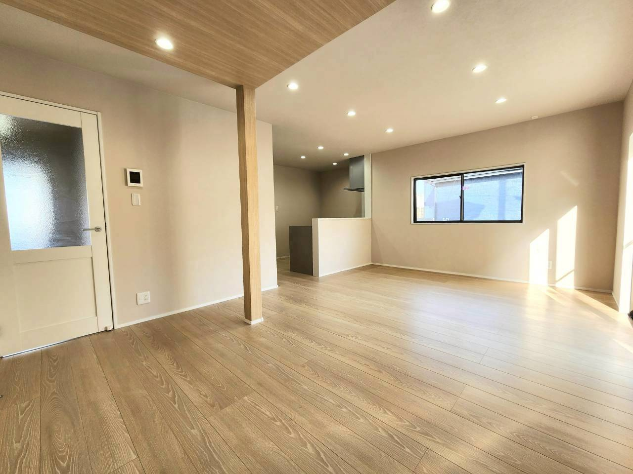 RESET HOUSE－リセットハウス－八幡西区大平１丁目１４−２０の居間・リビング|約17.5帖のLDK♪オシャレな内装です♪