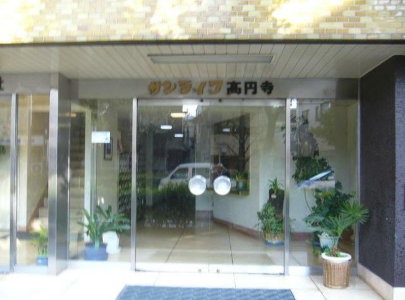 杉並区高円寺南２丁目の賃貸マンションのエントランス