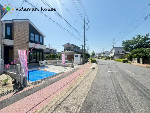 上尾市緑丘8期　新築戸建　GRACE02の前面道路含む現地写真